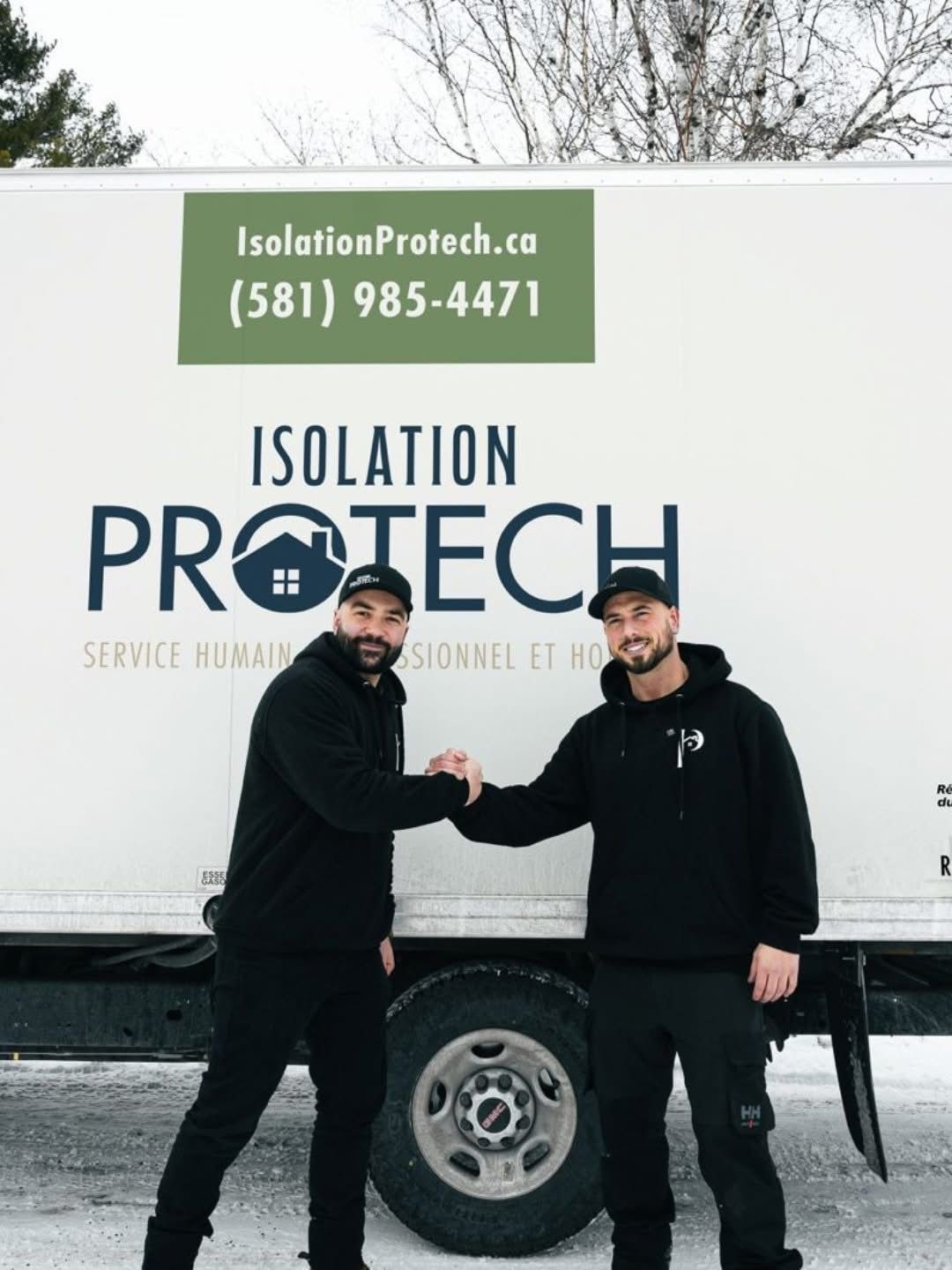 Équipe d'Isolation Protech devant le camion de l'entreprise